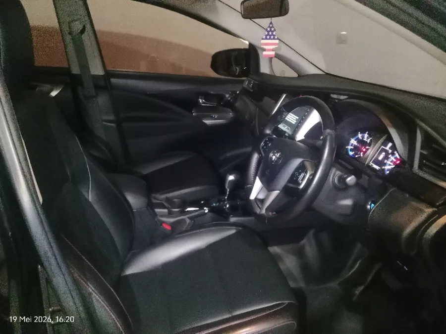 Foto Mobil Bekas Kabin Depan Toyota Kijang Innova 2.4 Venturer tahun 2022