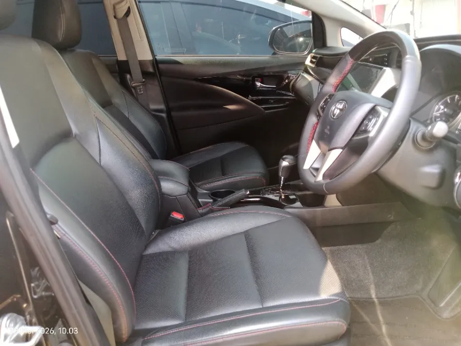 Foto Mobil Bekas Kabin Depan Toyota Kijang Innova 2.4 Venturer tahun 2022
