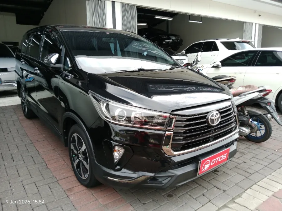 Foto Mobil Bekas Kanan Depan Toyota Kijang Innova 2.4 Venturer tahun 2022