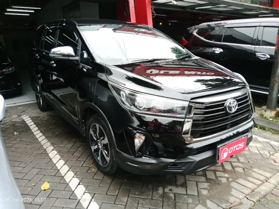 Foto Mobil Bekas Kanan Depan Toyota Kijang Innova 2.4 Venturer tahun 2022