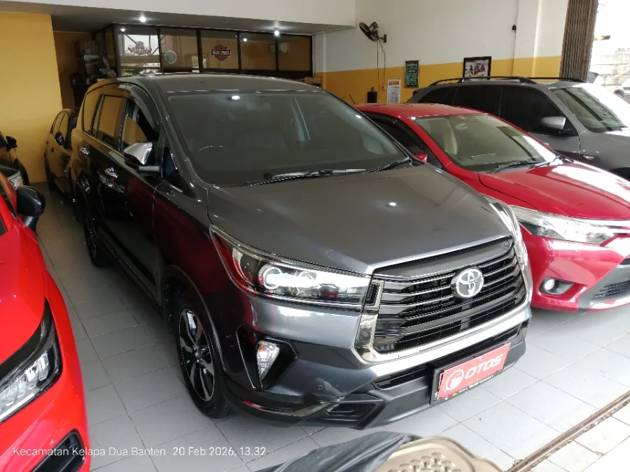 Foto Mobil Bekas Kanan Depan Toyota Kijang Innova 2.4 Venturer tahun 2022