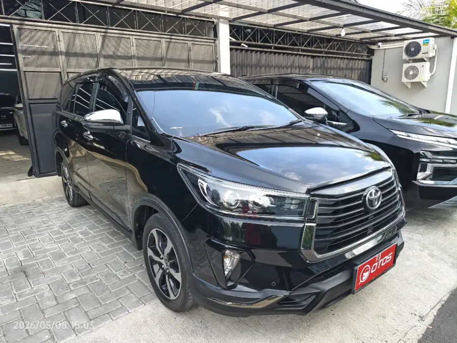 Foto Mobil Bekas Kanan Depan Toyota Kijang Innova 2.4 Venturer tahun 2022