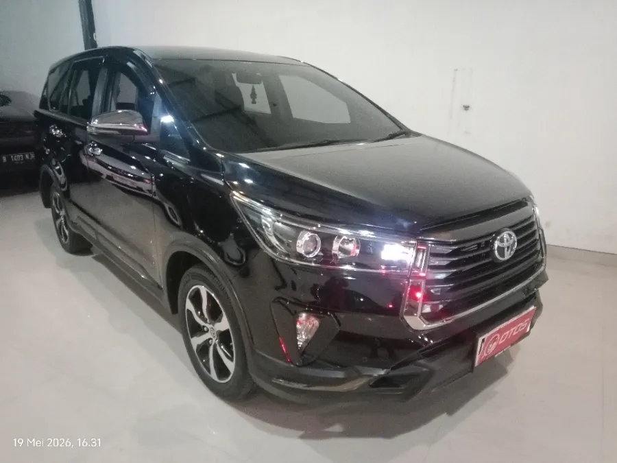 Foto Mobil Bekas Kanan Depan Toyota Kijang Innova 2.4 Venturer tahun 2022