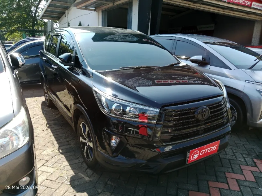 Foto Mobil Bekas Kanan Depan Toyota Kijang Innova 2.4 Venturer tahun 2022
