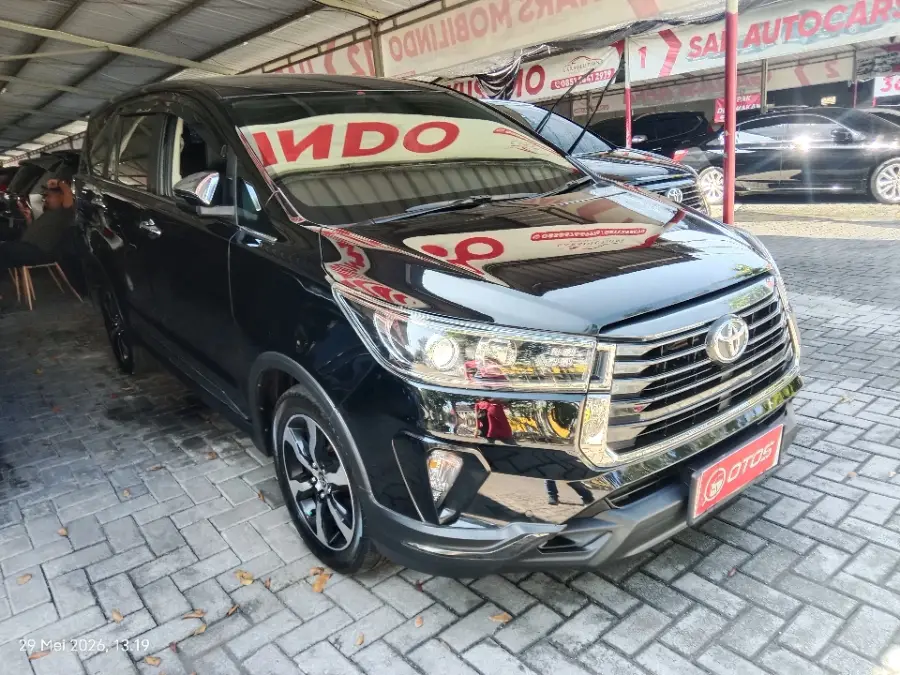 Foto Mobil Bekas Kanan Depan Toyota Kijang Innova 2.4 Venturer tahun 2022