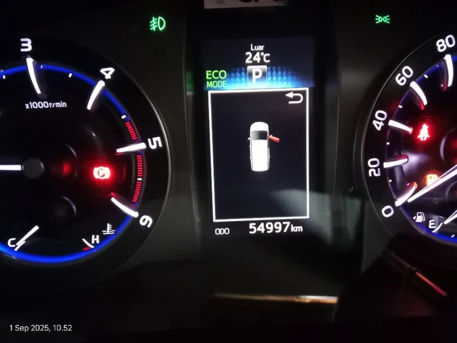 Foto Mobil Bekas Odometer Toyota Kijang Innova 2.4 Venturer tahun 2022