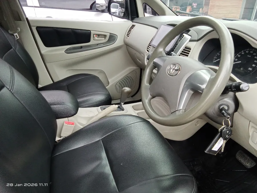 Foto Mobil Bekas Kabin Depan Toyota Kijang Innova 2.5 G tahun 2013