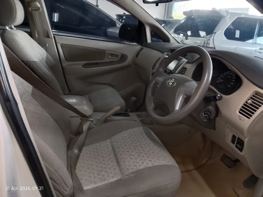 Foto Mobil Bekas Kabin Depan Toyota Kijang Innova 2.5 G tahun 2013