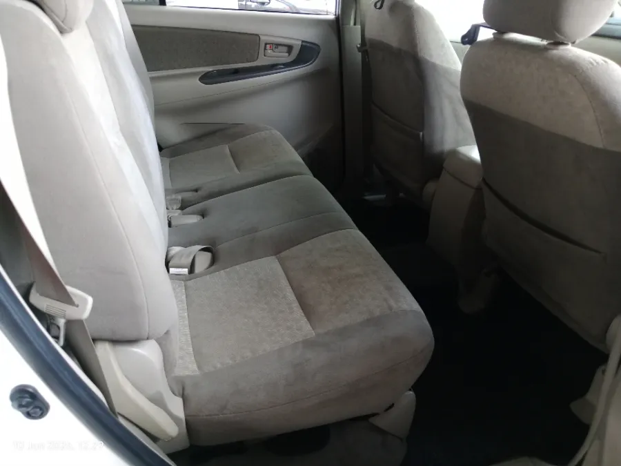Foto Mobil Bekas Kabin Belakang Toyota Kijang Innova 2.5 G tahun 2014