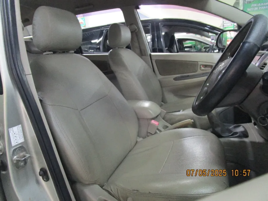 Foto Mobil Bekas Kabin Depan Toyota Kijang Innova 2.5 G tahun 2014