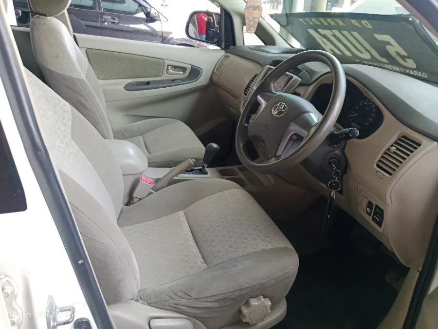 Foto Mobil Bekas Kabin Depan Toyota Kijang Innova 2.5 G tahun 2014