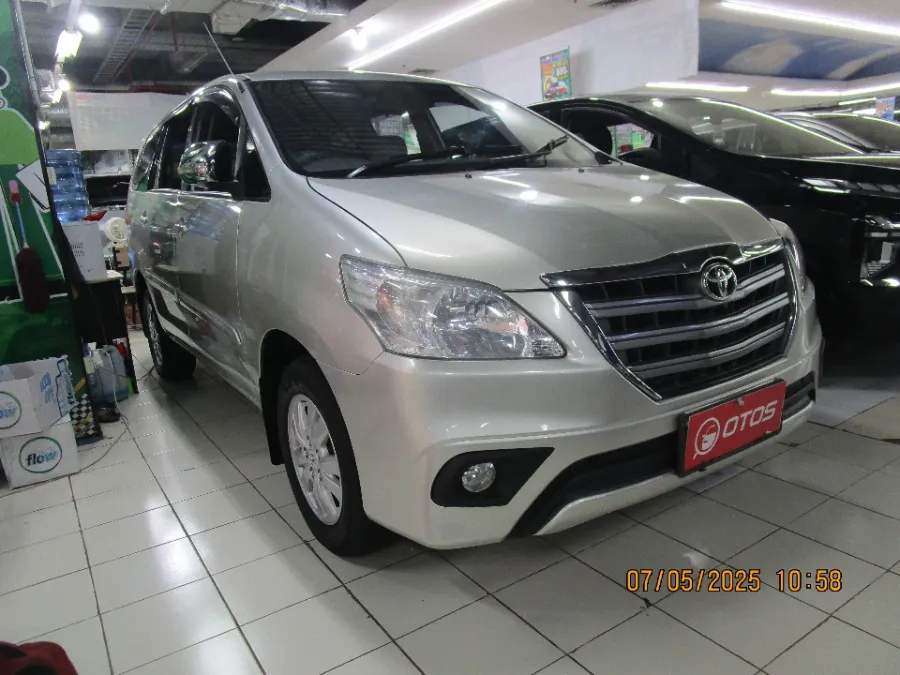 Foto Mobil Bekas Kanan Depan Toyota Kijang Innova 2.5 G tahun 2014