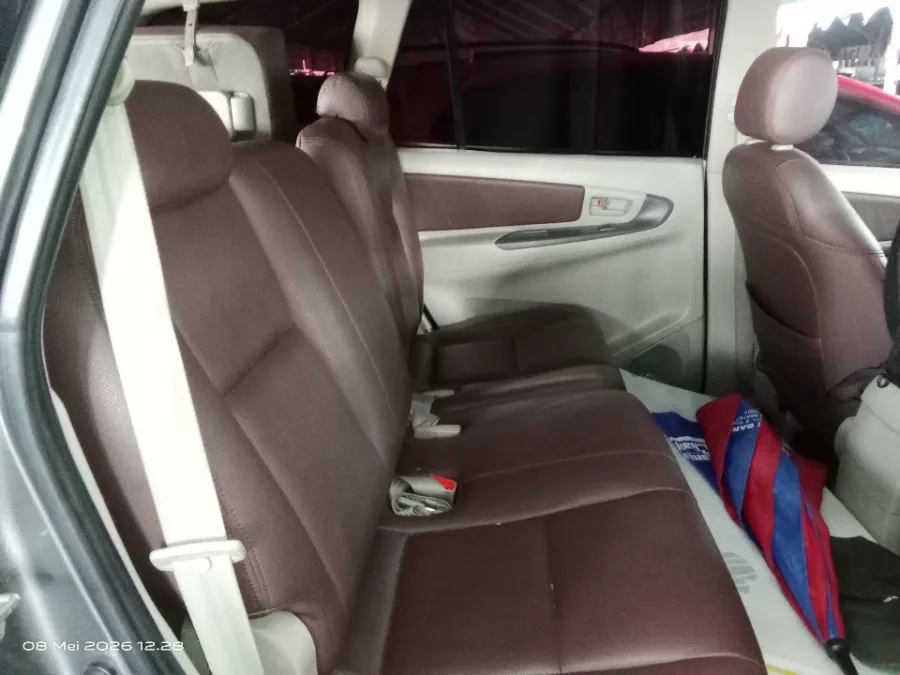 Foto Mobil Bekas Kabin Belakang Toyota Kijang Innova 2.5 G tahun 2015