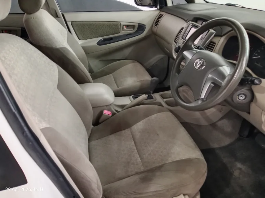 Foto Mobil Bekas Kabin Depan Toyota Kijang Innova 2.5 G tahun 2015