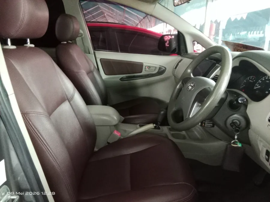 Foto Mobil Bekas Kabin Depan Toyota Kijang Innova 2.5 G tahun 2015
