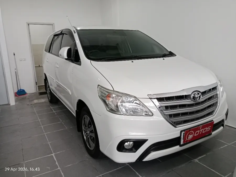 Foto Mobil Bekas Kanan Depan Toyota Kijang Innova 2.5 G tahun 2015