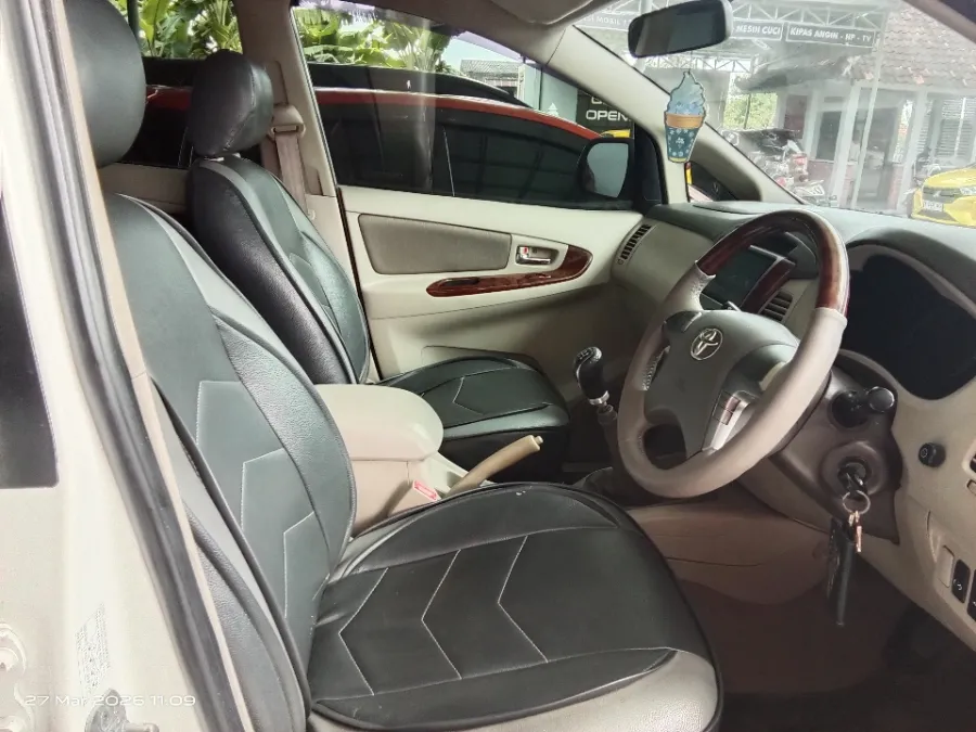 Foto Mobil Bekas Kabin Depan Toyota Kijang Innova 2.5 V tahun 2013