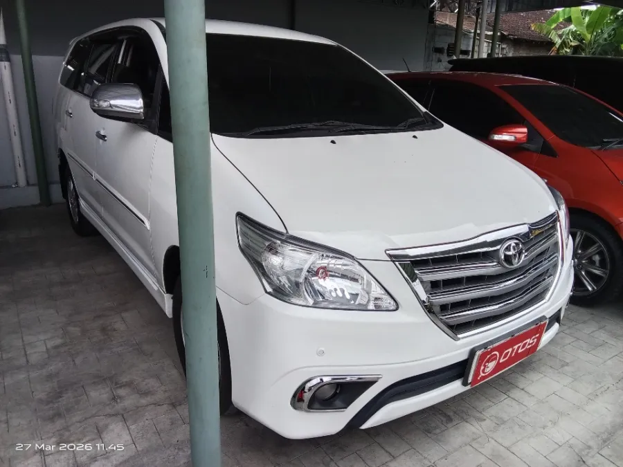 Foto Mobil Bekas Kanan Depan Toyota Kijang Innova 2.5 V tahun 2013