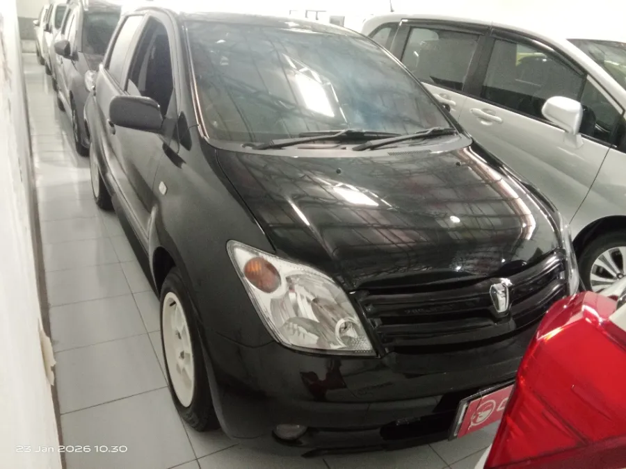 Foto Mobil Bekas Kanan Depan Toyota IST 1.3 tahun 2003