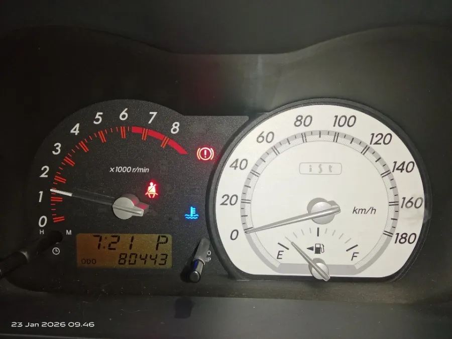 Foto Mobil Bekas Odometer Toyota IST 1.3 tahun 2003