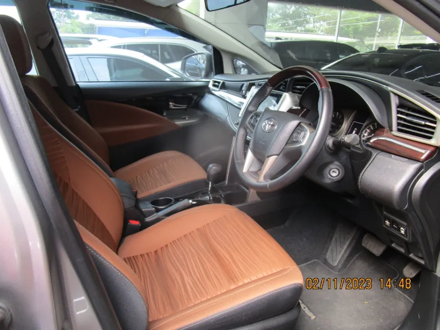 Foto Mobil Bekas Kabin Depan Toyota Kijang 2.0 tahun 2019