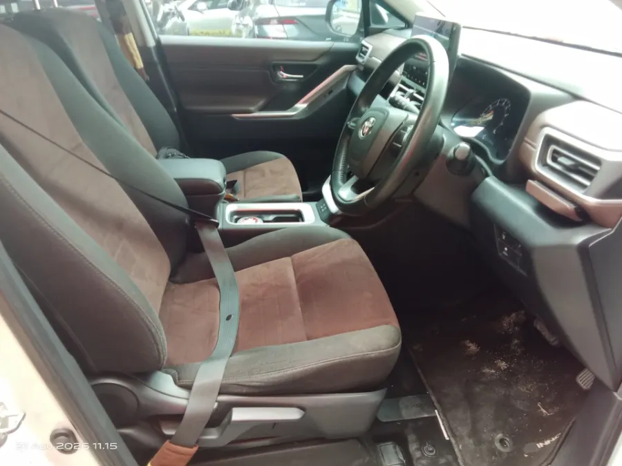 Foto Mobil Bekas Kabin Depan Toyota Kijang Innova 2.0 tahun 2023