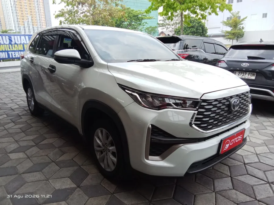 Foto Mobil Bekas Kanan Depan Toyota Kijang Innova 2.0 tahun 2023