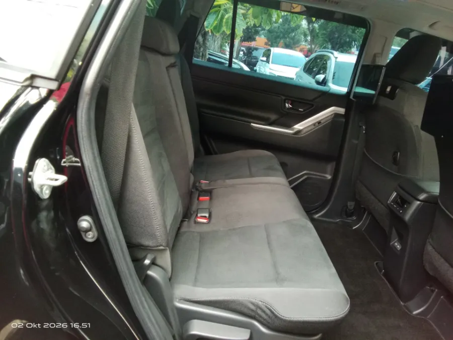 Foto Mobil Bekas Kabin Belakang Toyota Kijang Innova 2.0 tahun 2025