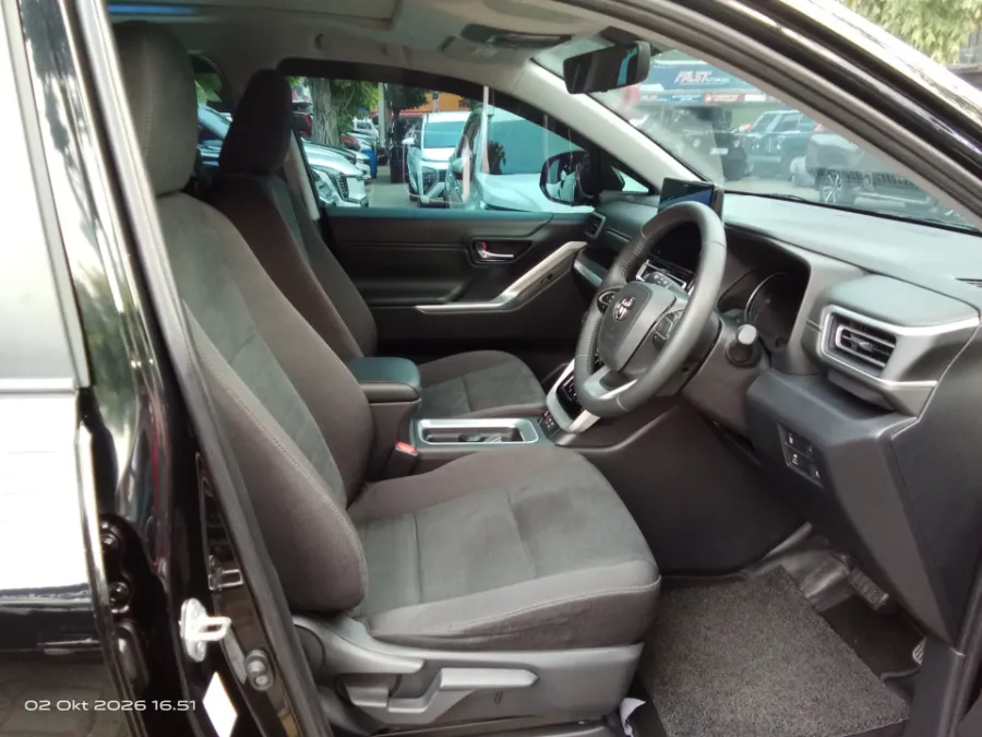 Foto Mobil Bekas Kabin Depan Toyota Kijang Innova 2.0 tahun 2025
