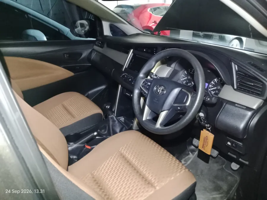 Foto Mobil Bekas Kabin Depan Toyota Kijang Innova 2.0 G tahun 2016