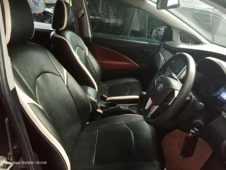 Foto Mobil Bekas Kabin Depan Toyota Kijang Innova 2.0 G tahun 2017