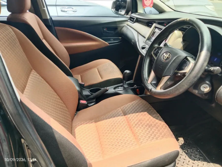 Foto Mobil Bekas Kabin Depan Toyota Kijang Innova 2.0 G tahun 2017