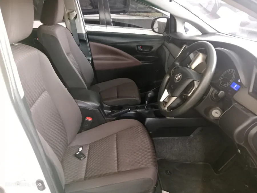 Foto Mobil Bekas Kabin Depan Toyota Kijang Innova 2.0 G tahun 2021