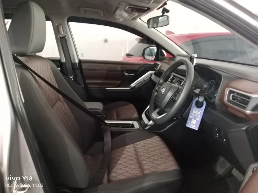 Foto Mobil Bekas Kabin Depan Toyota Kijang Innova 2.0 G tahun 2022