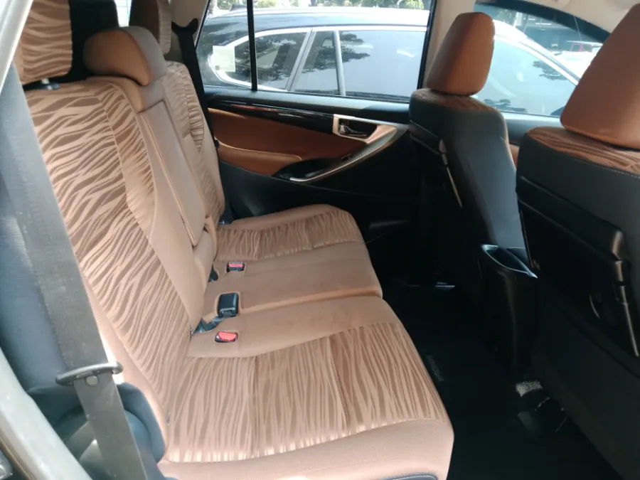 Foto Mobil Bekas Kabin Belakang Toyota Kijang Innova 2.0 V tahun 2017