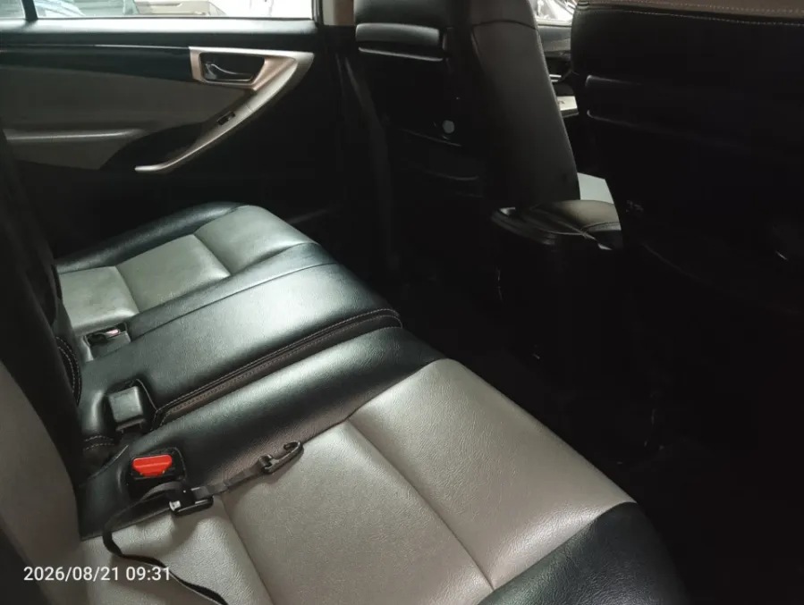Foto Mobil Bekas Kabin Belakang Toyota Kijang Innova 2.0 V tahun 2017