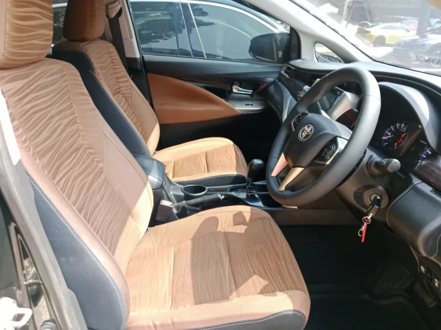 Foto Mobil Bekas Kabin Depan Toyota Kijang Innova 2.0 V tahun 2017