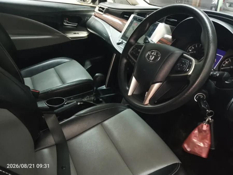 Foto Mobil Bekas Kabin Depan Toyota Kijang Innova 2.0 V tahun 2017