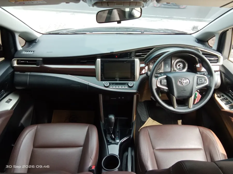 Foto Mobil Bekas Dashboard Toyota Kijang Innova 2.0 V tahun 2019