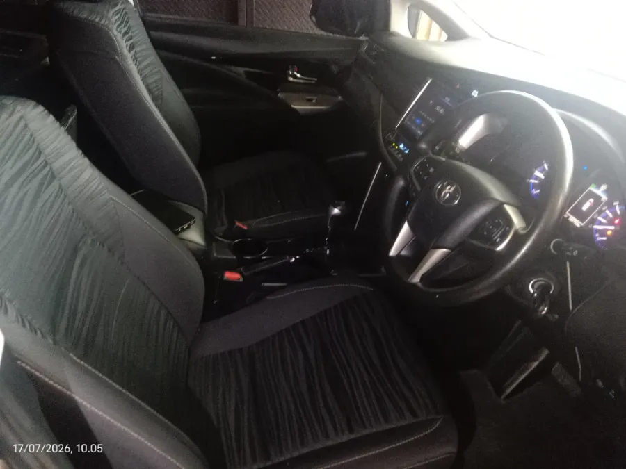 Foto Mobil Bekas Kabin Depan Toyota Kijang Innova 2.0 V tahun 2021