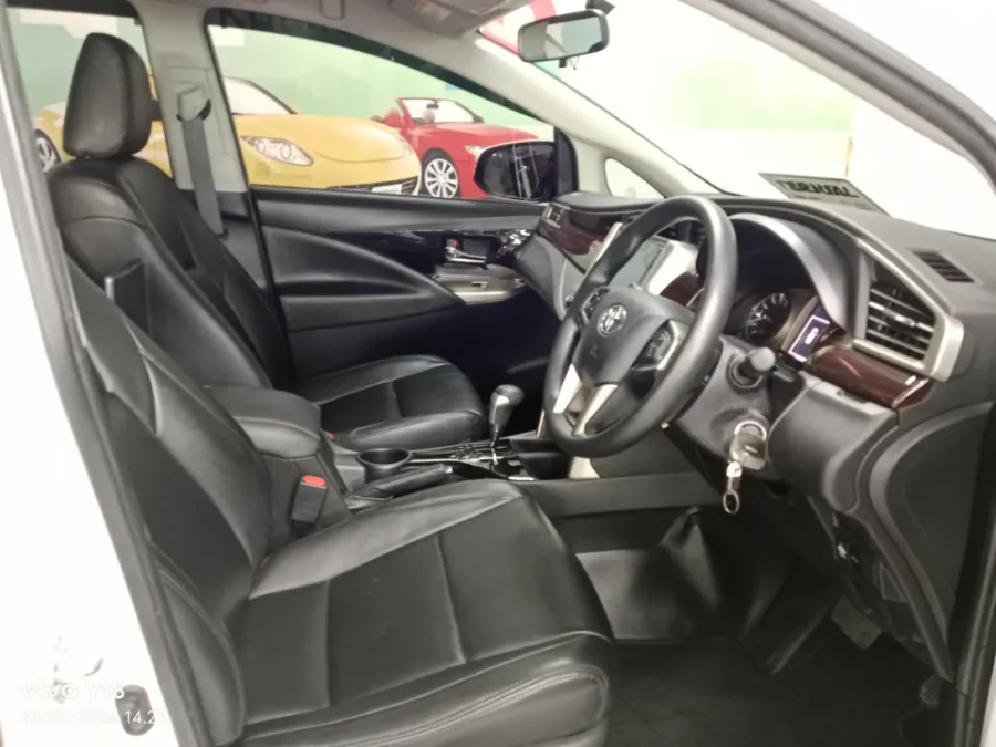 Foto Mobil Bekas Kabin Depan Toyota Kijang Innova 2.0 V tahun 2021