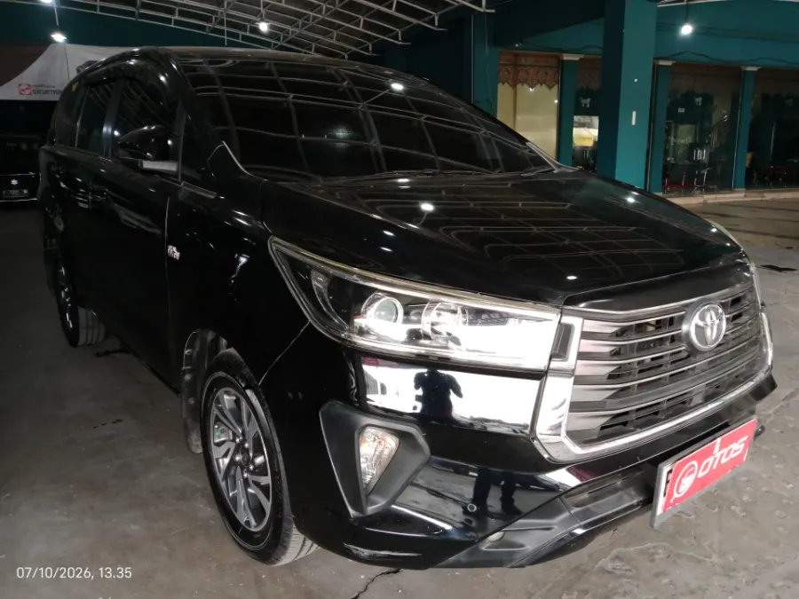 Foto Mobil Bekas Kanan Depan Toyota Kijang Innova 2.0 V tahun 2021