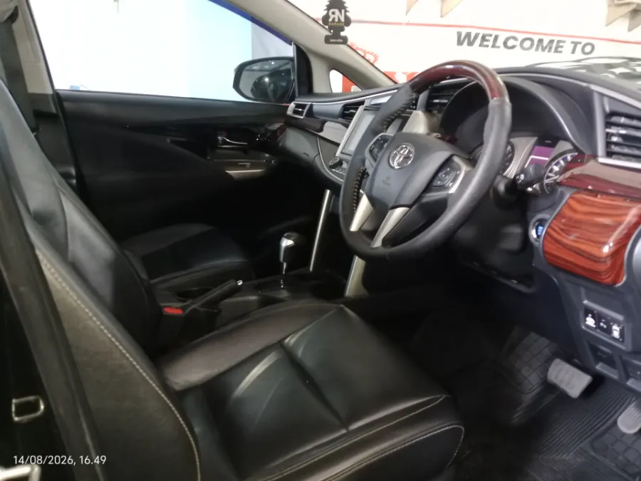 Foto Mobil Bekas Kabin Depan Toyota Kijang Innova 2.0 Venturer tahun 2017