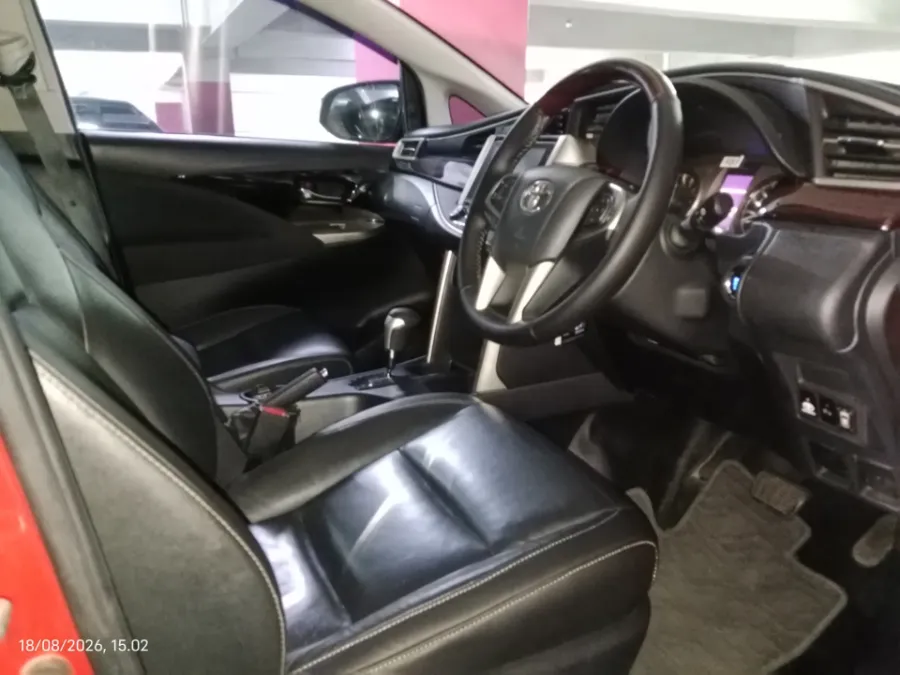 Foto Mobil Bekas Kabin Depan Toyota Kijang Innova 2.0 Venturer tahun 2017