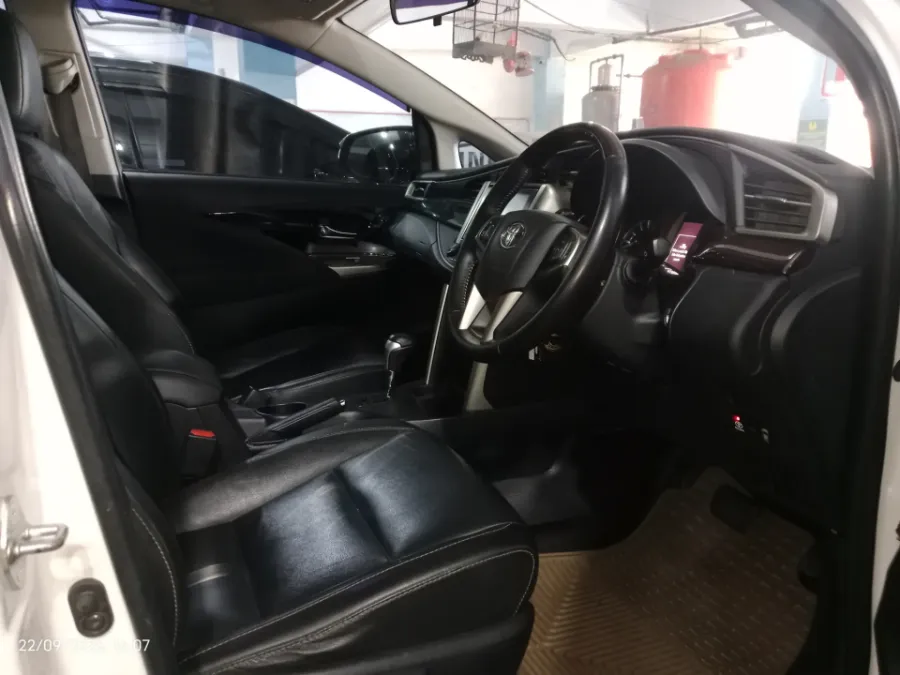 Foto Mobil Bekas Kabin Depan Toyota Kijang Innova 2.0 Venturer tahun 2017