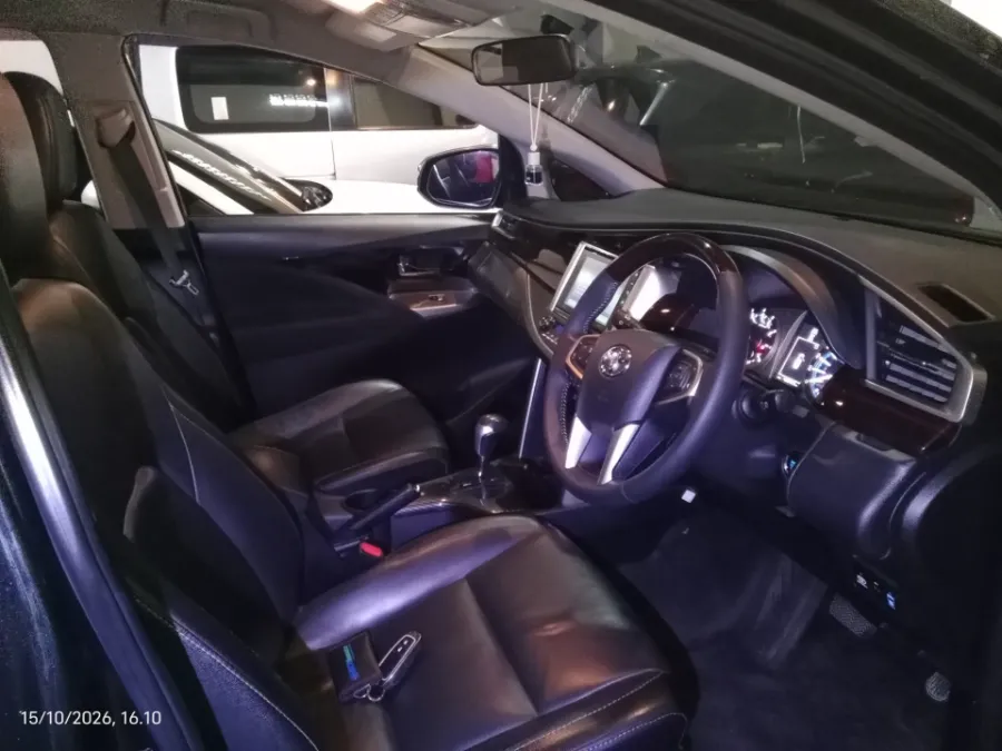 Foto Mobil Bekas Kabin Depan Toyota Kijang Innova 2.0 Venturer tahun 2017