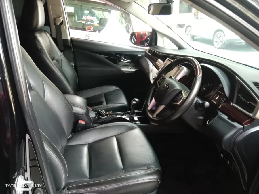 Foto Mobil Bekas Kabin Depan Toyota Kijang Innova 2.0 Venturer tahun 2017