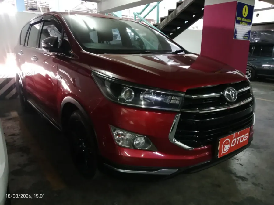 Foto Mobil Bekas Kanan Depan Toyota Kijang Innova 2.0 Venturer tahun 2017