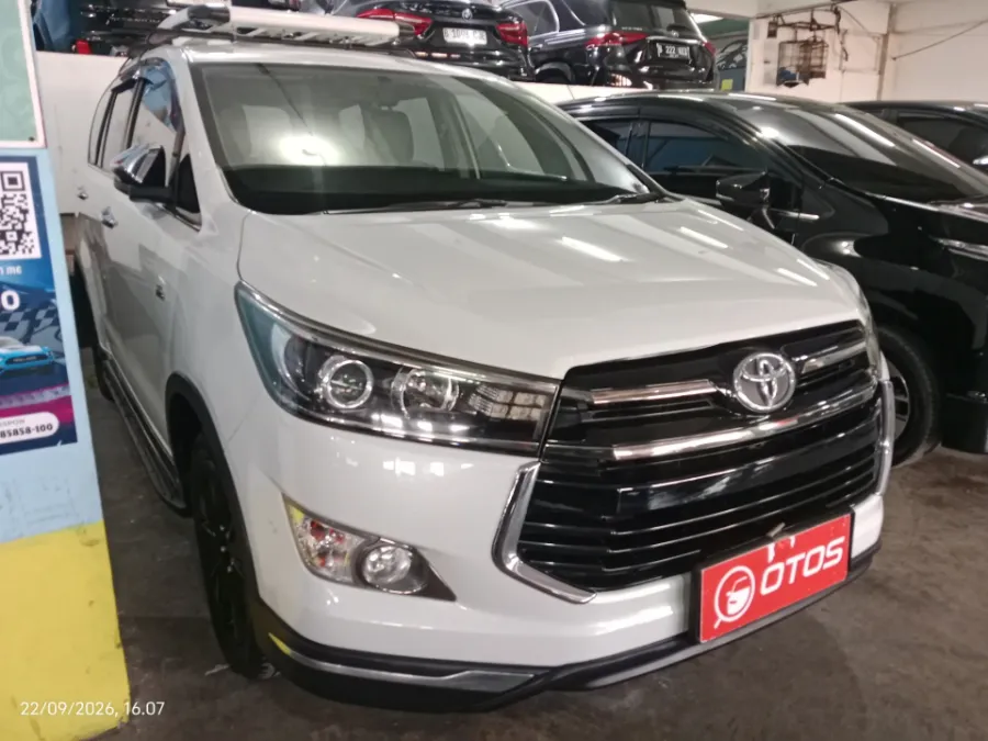 Foto Mobil Bekas Kanan Depan Toyota Kijang Innova 2.0 Venturer tahun 2017