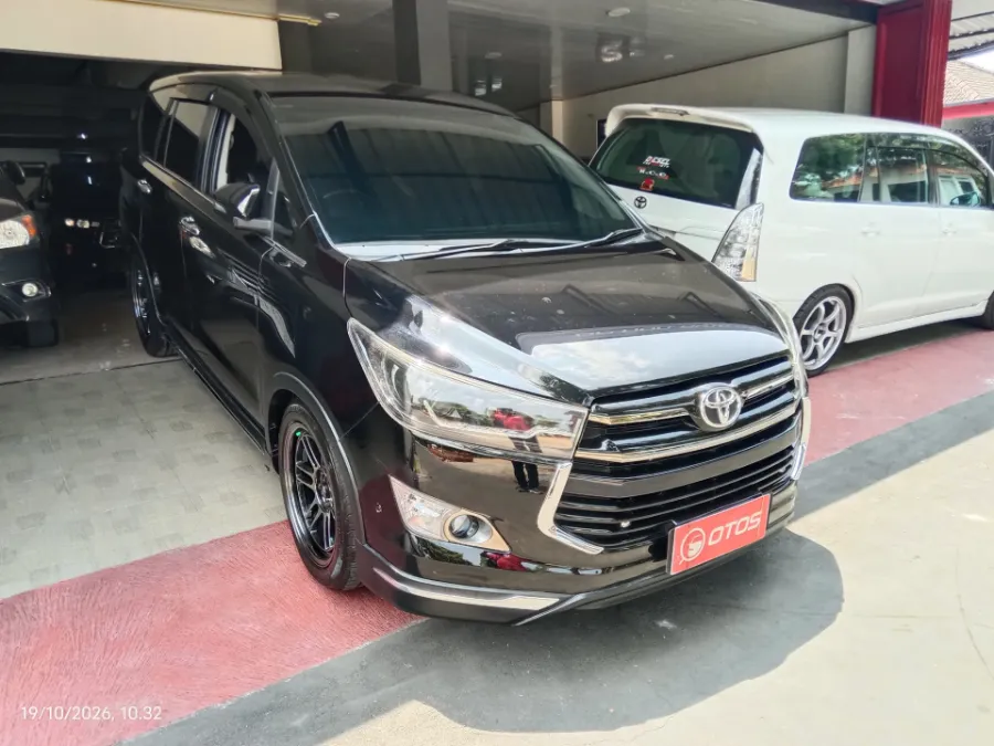 Foto Mobil Bekas Kanan Depan Toyota Kijang Innova 2.0 Venturer tahun 2017